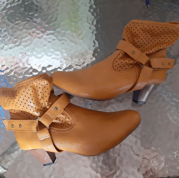 HOST PICK! NEW Boots ankle booties - heeled camel - Picture 4 of 16